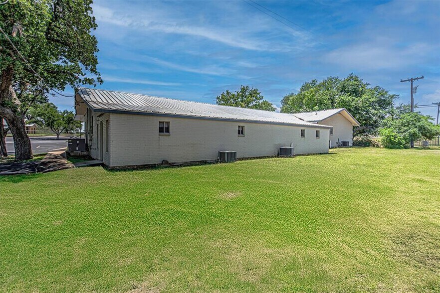 More Photos Of 901 Lillian Dean, Buchanan Dam Flex For Sale