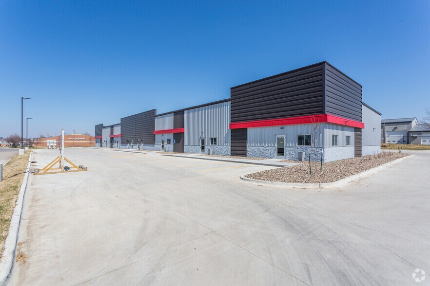 More Photos Of 117 SE Lorenz Dr, Ankeny Research And Development For Lease