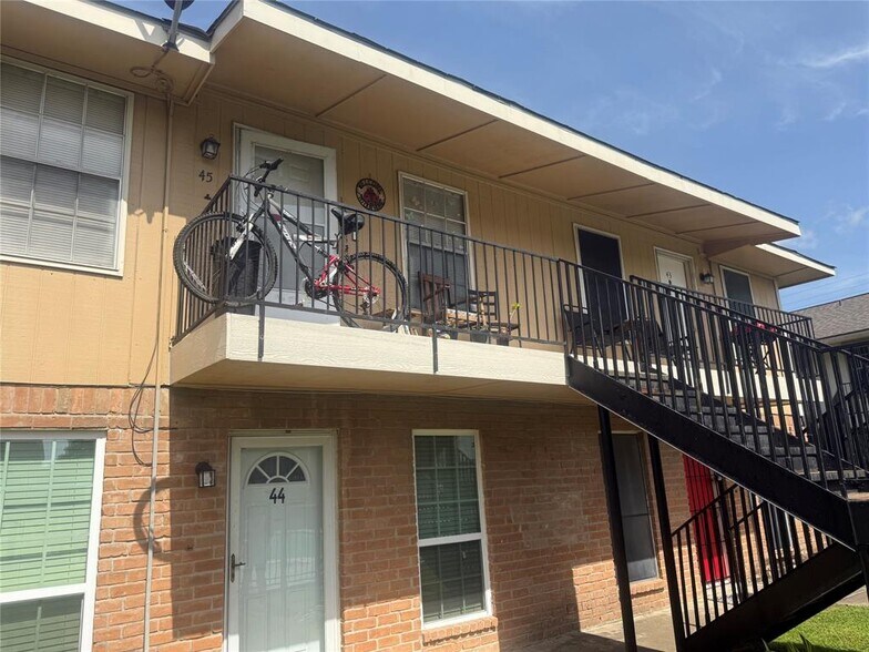 More Photos Of 3202-3358 Burke Rd, Pasadena Apartments For Sale