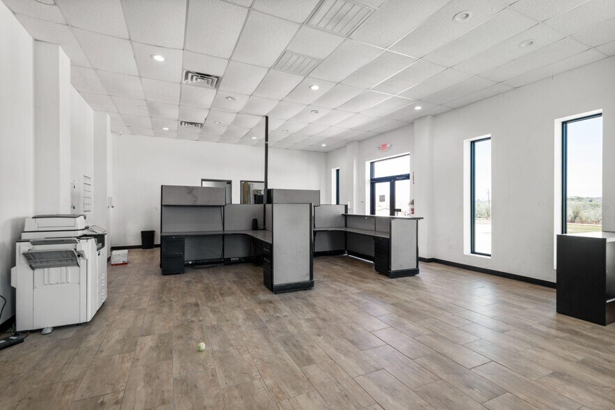 More Photos Of 800 East Watson Ln, New Braunfels Manufacturing For Lease