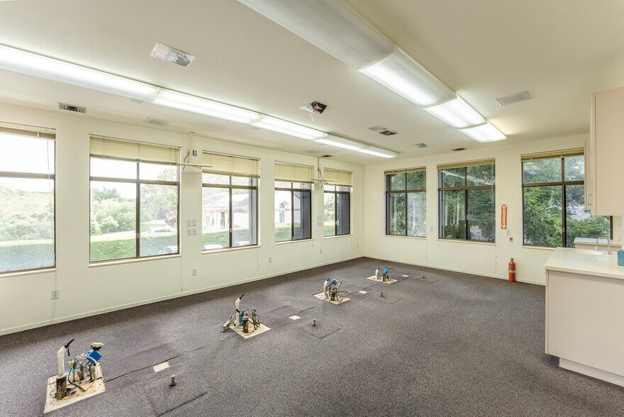 More Photos Of 26535 Carmel Rancho Blvd, Carmel Medical For Lease