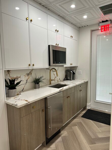 More Photos Of 423 Washington St, Hoboken Storefront Retail Office For Lease