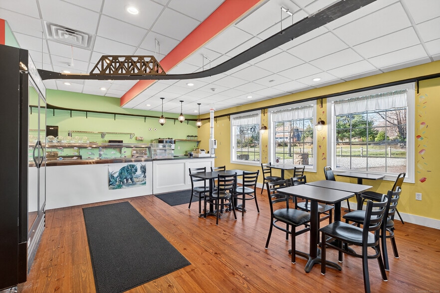 More Photos Of 742 Amity Rd, Bethany Freestanding For Sale