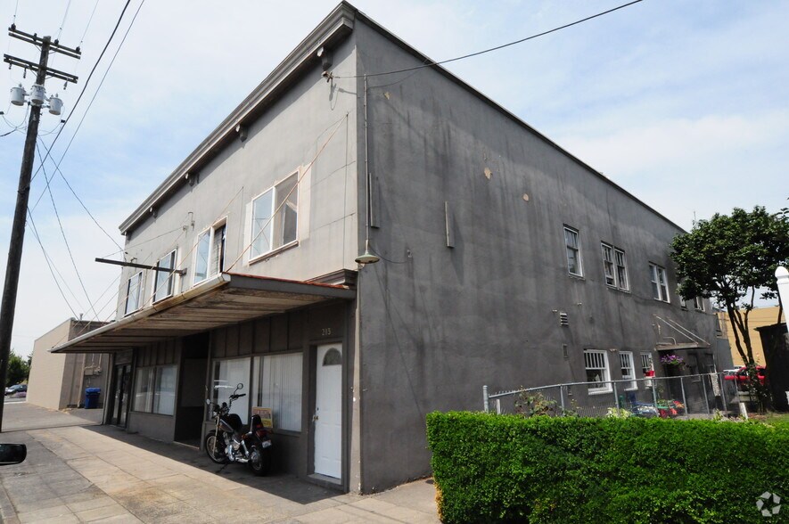 More Photos Of 211 Pine St, Kelso Apartments For Lease