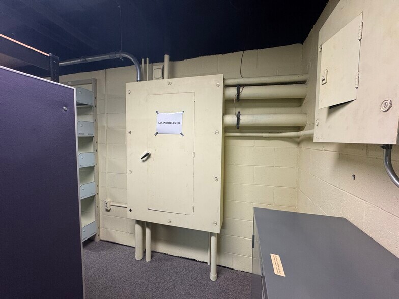 More Photos Of 40 E Simmons St, Galesburg Flex For Sale