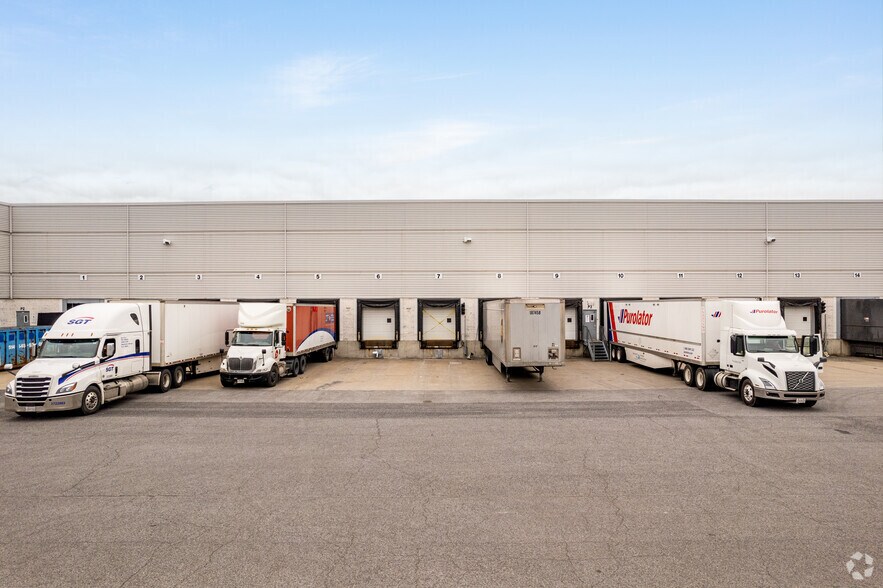 More Photos Of 2199 Boul Fernand-Lafontaine, Longueuil Warehouse For Lease