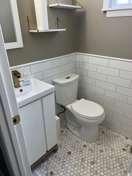 More Photos Of 1845-1849 Straight Path, Lindenhurst Freestanding For Lease