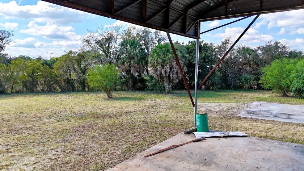 More Photos Of 305 W Houston St, Beeville Warehouse For Sale