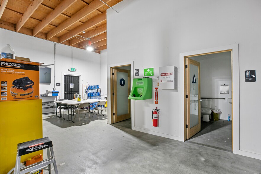 More Photos Of 1604 Venice Blvd, Los Angeles Showroom For Lease