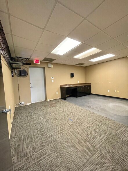 More Photos Of 500 E Plantation Dr, Clute Warehouse For Sale