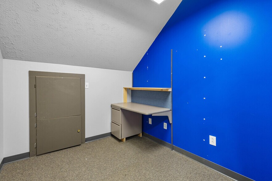 More Photos Of 1450 E Ridge Rd, Rochester Freestanding For Sale