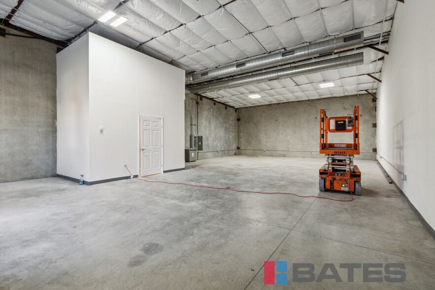 More Photos Of 4710 Carol Ln, Dallas Distribution For Lease