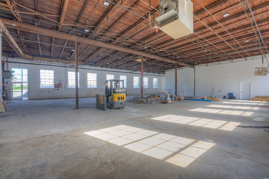 More Photos Of 405 Monroe Ave, Memphis Showroom For Sale