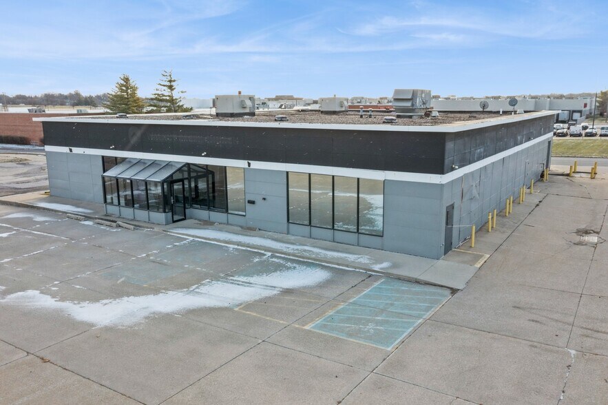 More Photos Of 1101 E Army Post Rd, Des Moines Freestanding For Sale