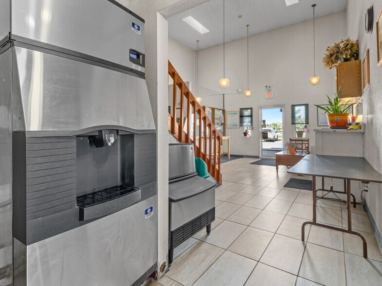 More Photos Of 1805 Westland Rd, Cheyenne Hotel For Sale