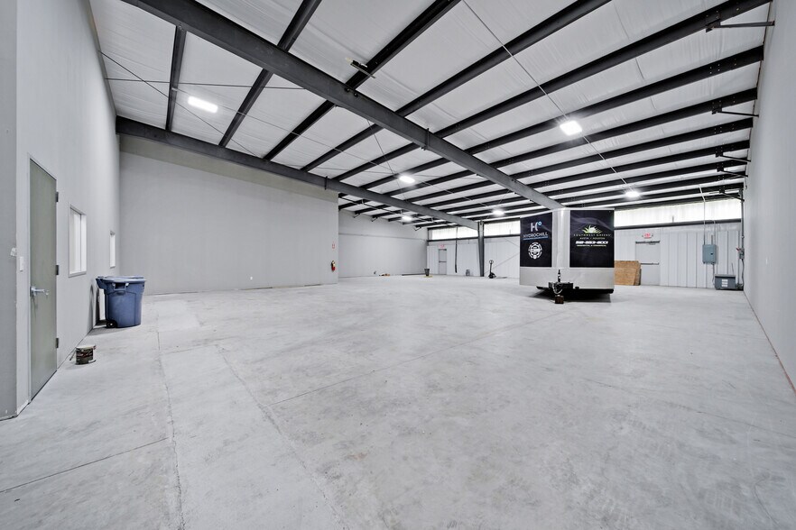More Photos Of 12155 Cutten Rd, Houston Warehouse For Lease