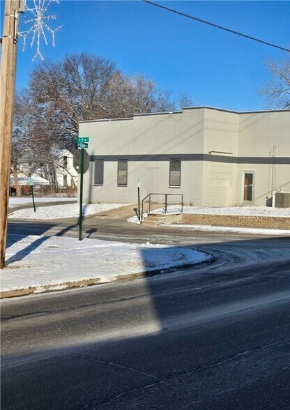 Primary Photo Of 302 N Silver St, Paola General Retail For Sale