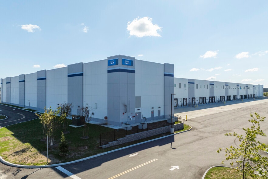 More Photos Of 125 New South Rd, Hicksville Warehouse For Lease