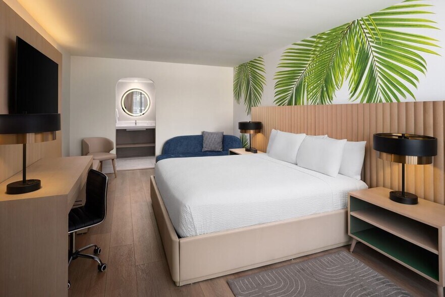 More Photos Of 1925 Harrison St, Hollywood Hotel For Lease