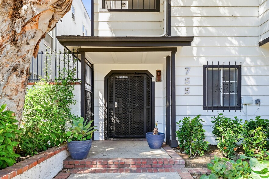 More Photos Of 755 Gaviota Ave, Long Beach Apartments For Sale