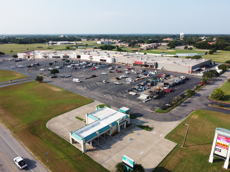 More Photos Of 3500 W 7th Ave, Corsicana Unknown For Lease