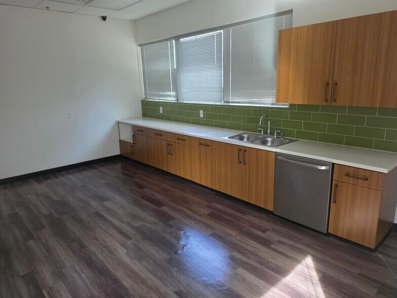 More Photos Of 5920 S Rainbow Blvd, Las Vegas Office For Sale