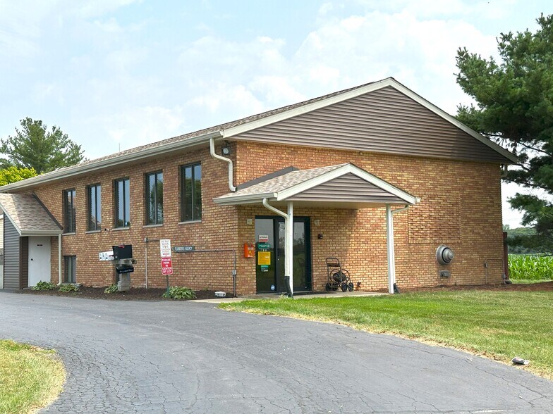More Photos Of 1947 N Lyford Rd, Rockford Self Storage For Lease