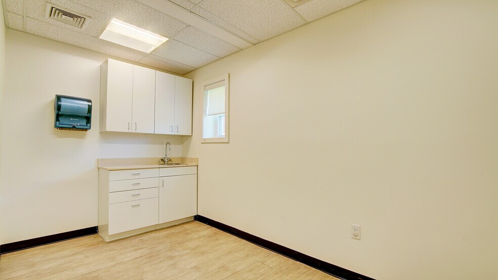 More Photos Of 2 Kings Hwy, Middletown Medical For Lease