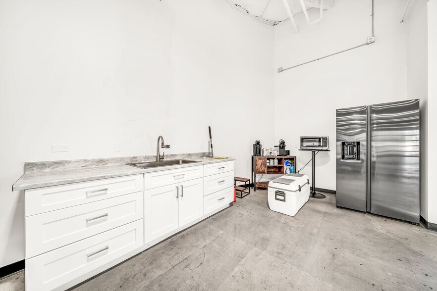 More Photos Of 14505 N Hayden Rd, Scottsdale Light Distribution For Lease