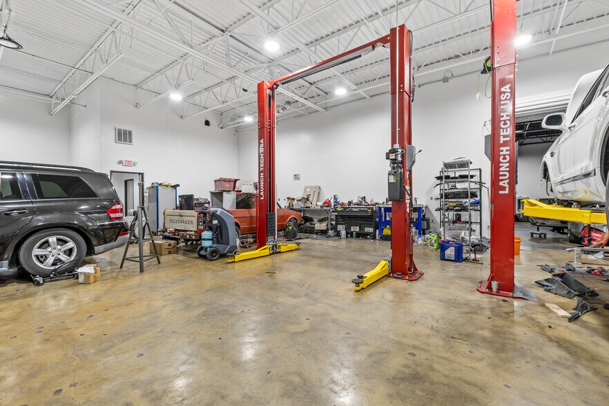 More Photos Of 2415 W Northwest Hwy, Dallas Storefront For Lease