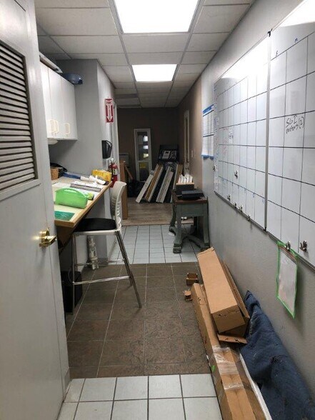 More Photos Of 572-2 Appleyard Dr, Tallahassee Warehouse For Lease