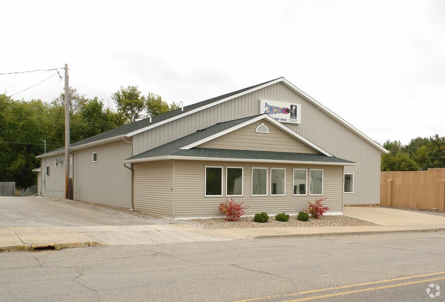 More Photos Of 207 N Main St, Olivet Auto Repair For Sale