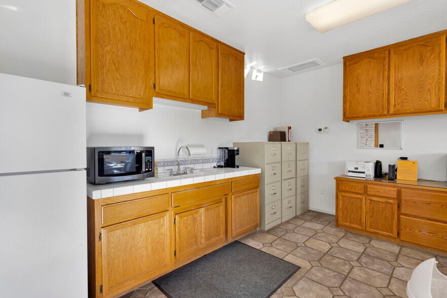 More Photos Of 15328 Bonanza Rd, Victorville Service For Sale