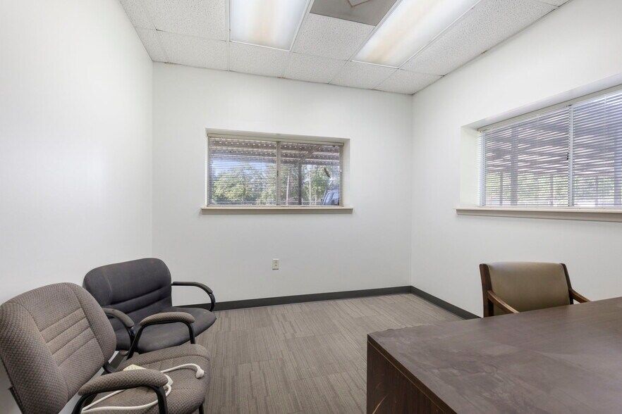 More Photos Of 13568 Oil Field Rd, Conroe Office Residential For Lease