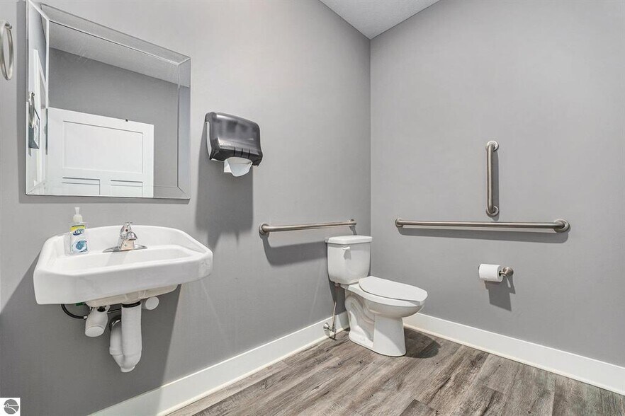 More Photos Of 1859 Southpeak Dr, Traverse City Service For Sale