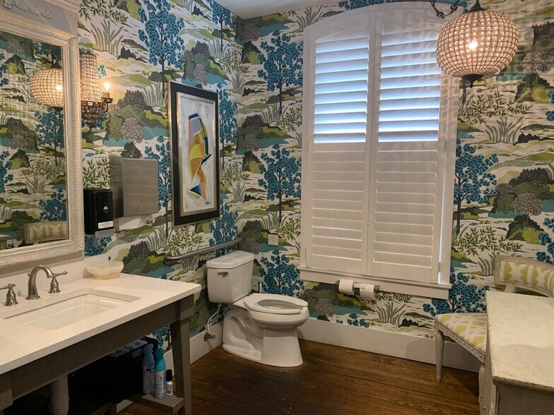 More Photos Of 570 E York St, Savannah Office For Sale