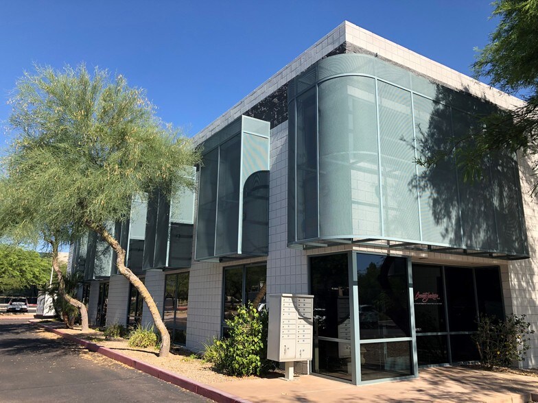 More Photos Of 15955 N Dial Blvd, Scottsdale Light Distribution For Lease