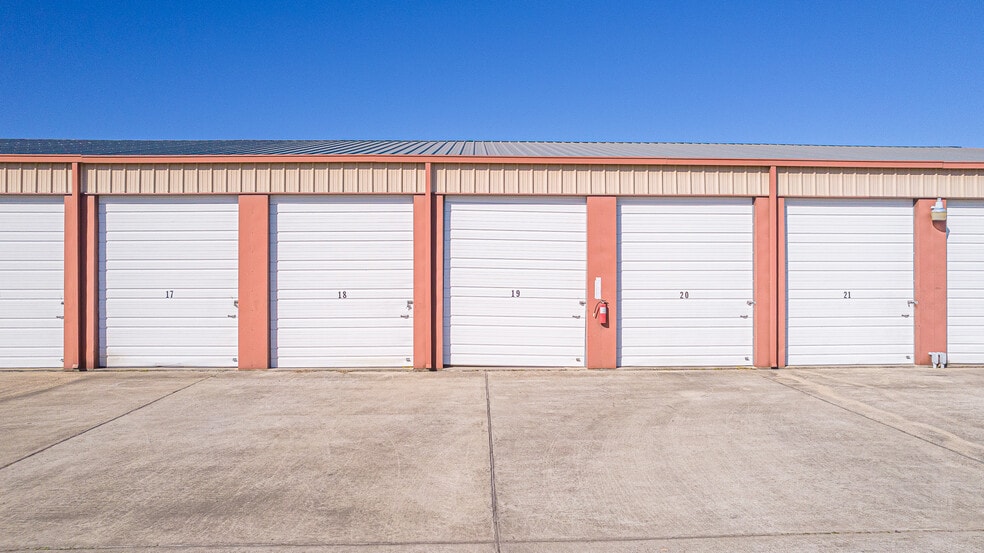 More Photos Of 207 27th St, San Leon Self Storage For Sale