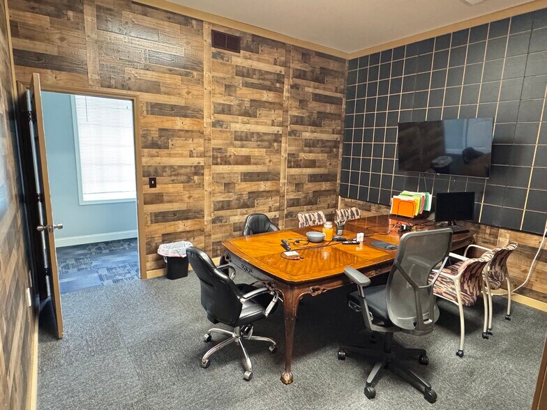 More Photos Of 4209 Oakwood Rd, Oakwood Office For Lease