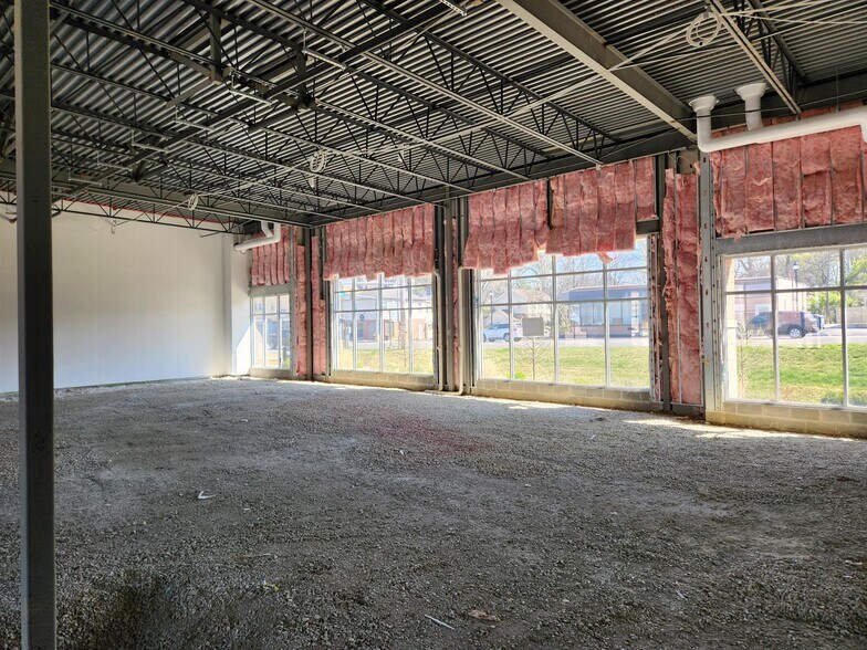 More Photos Of 10463 Manchester Rd, Kirkwood General Retail For Lease