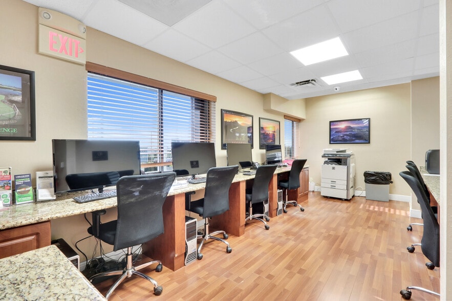 More Photos Of 2240 Palm Beach Lakes Blvd, West Palm Beach Office For Sale