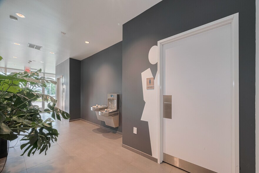 More Photos Of 2535 North Fwy, Houston Office For Lease