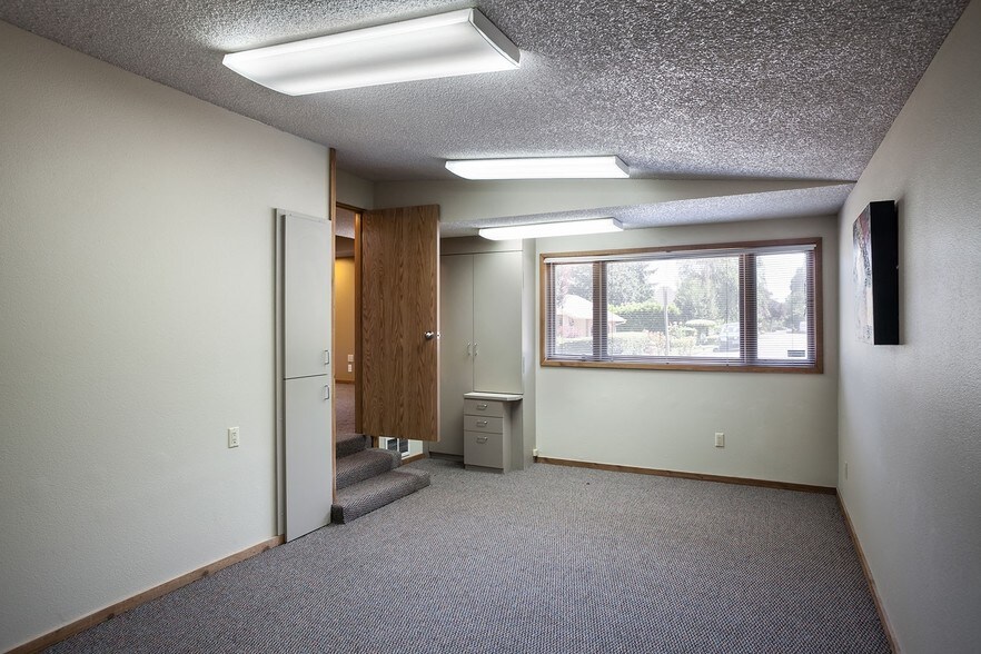 More Photos Of 1270 SW Parrish St, Lake Oswego Storefront Retail Office For Lease
