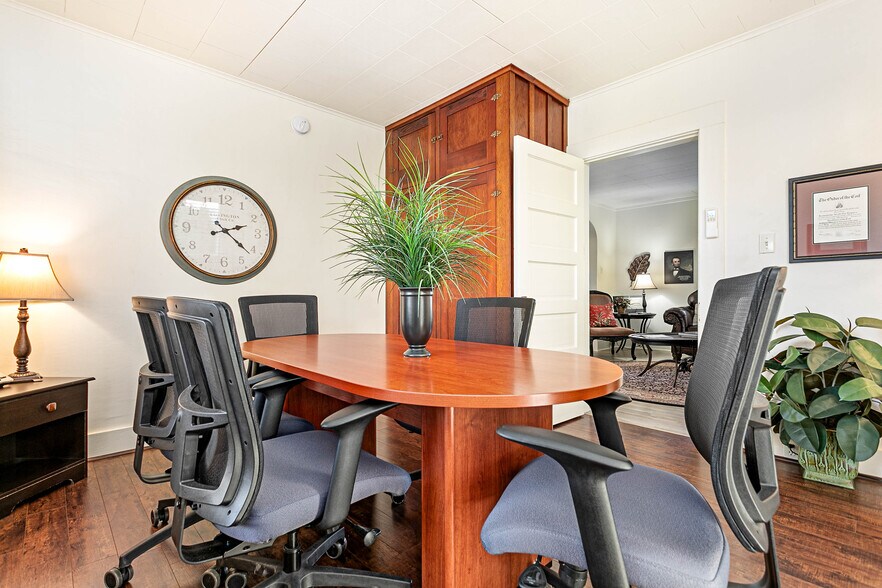 More Photos Of 709 Grover St, Lynden Office For Lease