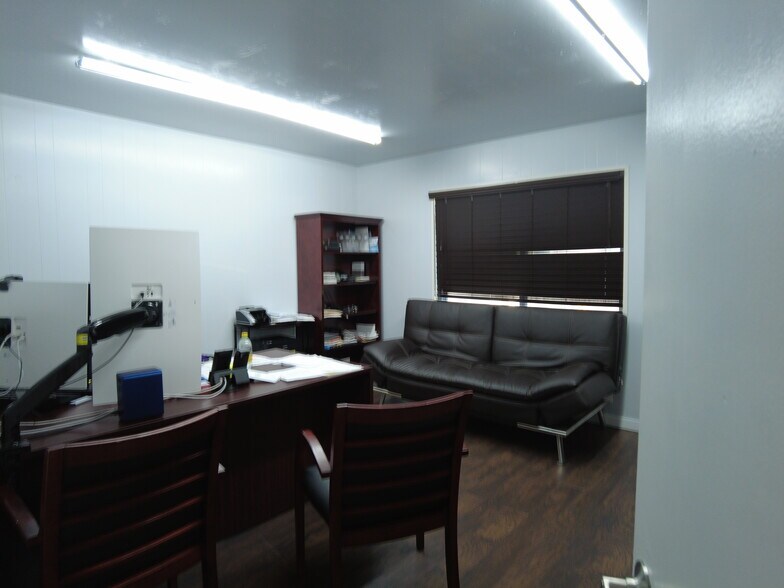 More Photos Of 1312 W Esther St, Long Beach Warehouse For Lease