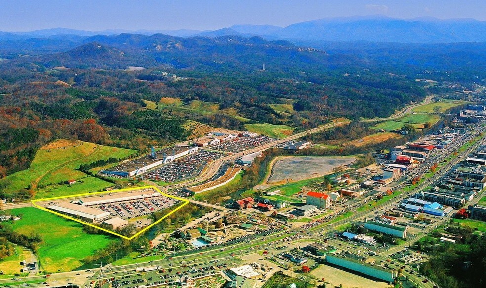 More Photos Of 147-185 E Wears Valley Rd, Pigeon Forge Storefront For Lease