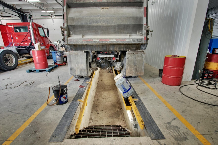 More Photos Of 25137 Outer Road 27, Wayland Auto Repair For Lease