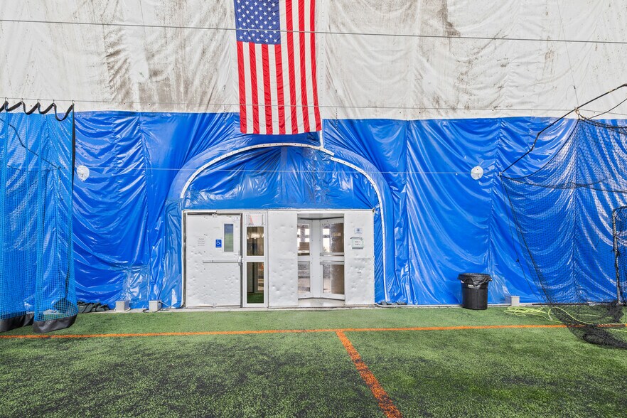 More Photos Of 901 Cannon Rd S, Dundas Sports And Entertainment For Sale