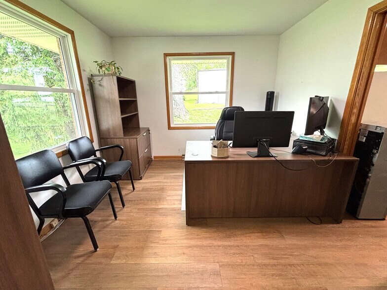 More Photos Of 99 N Sugar St, Saint Clairsville Flex For Sale