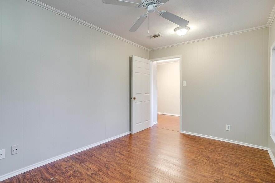 More Photos Of 2418 Cales Dr, Arlington Office Residential For Sale
